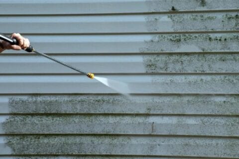 Pressure Washing Dirty Vinyl Siding(1)